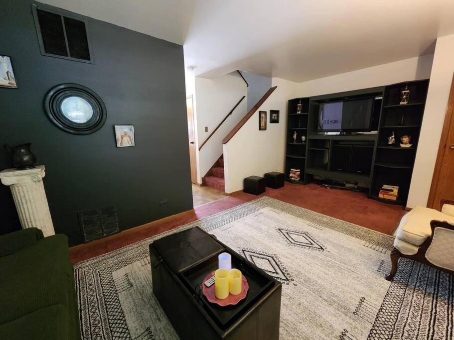 Retro 2 BR Home 6 mins to United Center with Parking